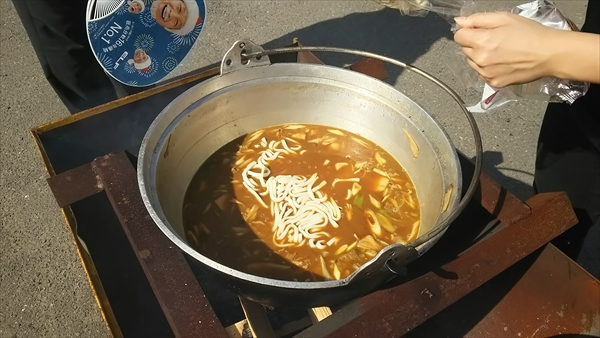 うどんを豪快に入れます！