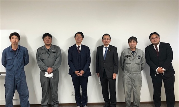 包行社長（左から３人目）と菅野CEO（左から４人目）